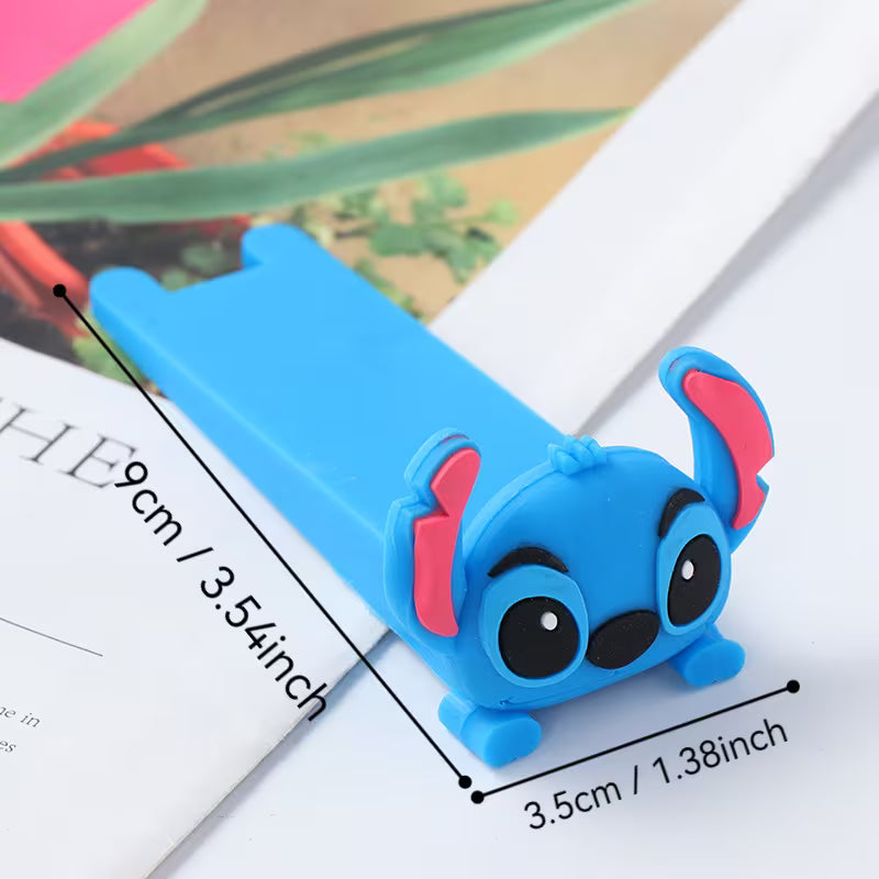 Stitch ajtóütköző egy gyerekszobában, mint praktikus és vidám lakberendezési dekoráció.