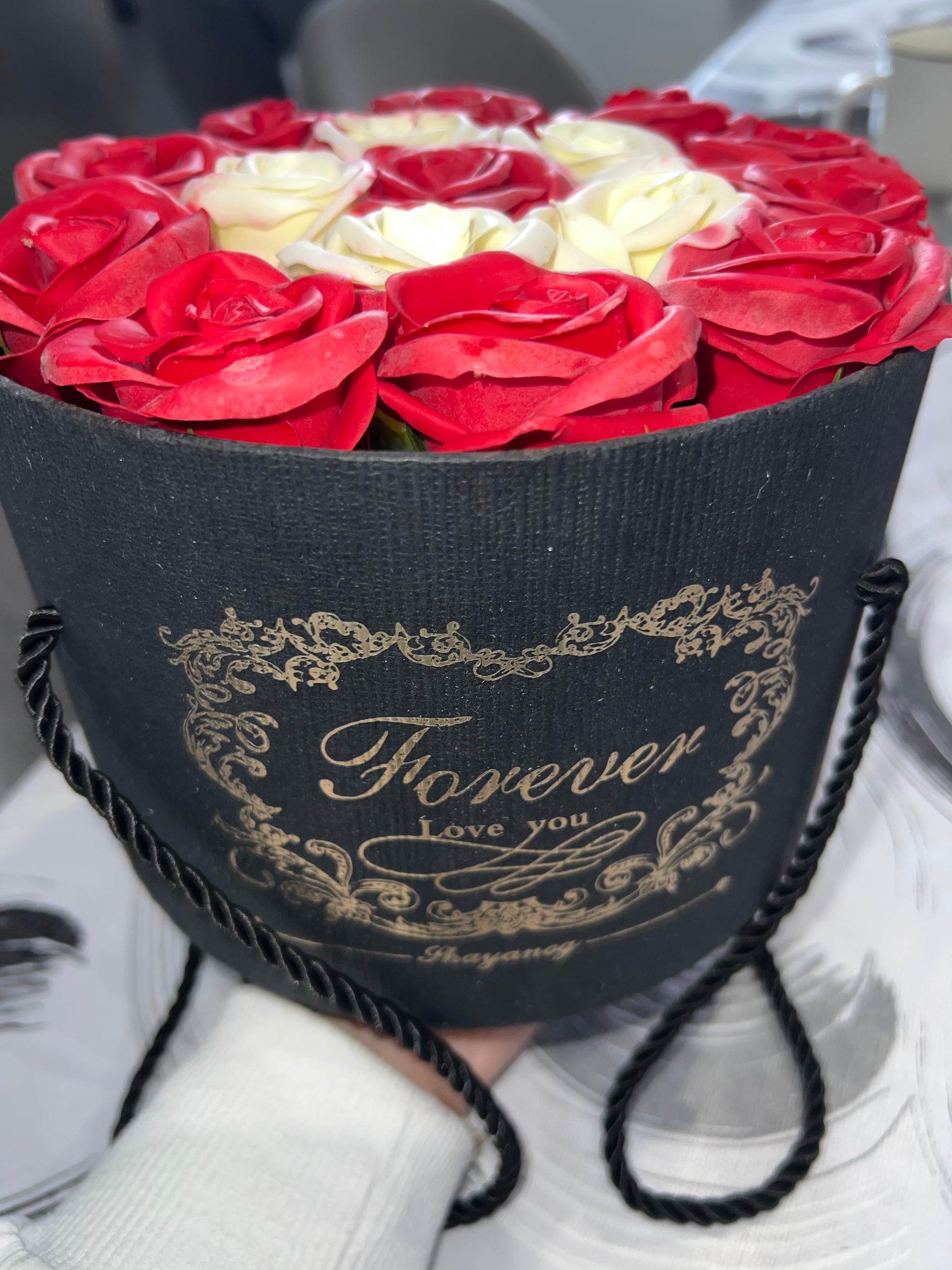 Műrózsa Kompozíció Díszdobozban Piros-Krém MeglepiMűhely