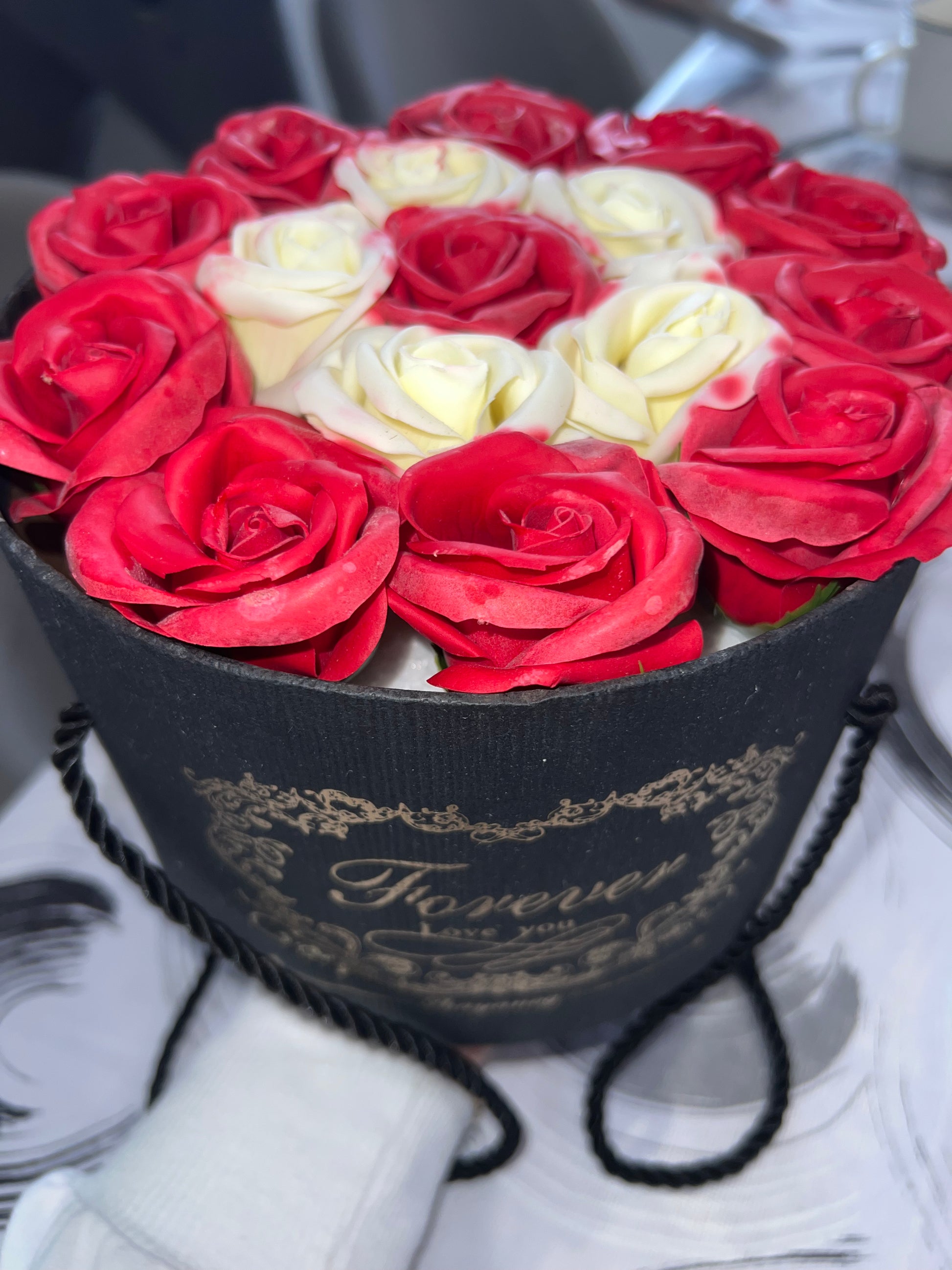 Műrózsa Kompozíció Díszdobozban Piros-Krém MeglepiMűhely