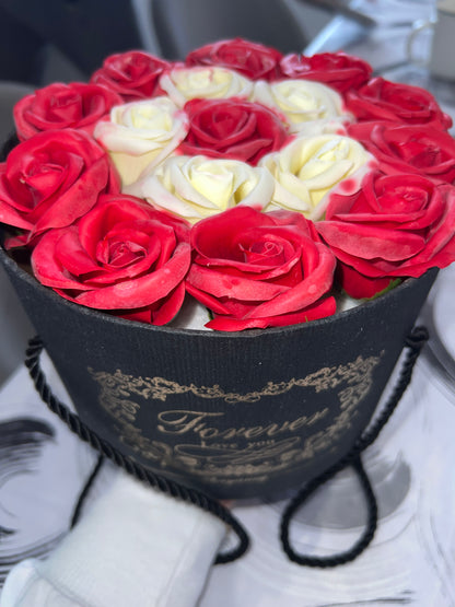 Műrózsa Kompozíció Díszdobozban Piros-Krém MeglepiMűhely
