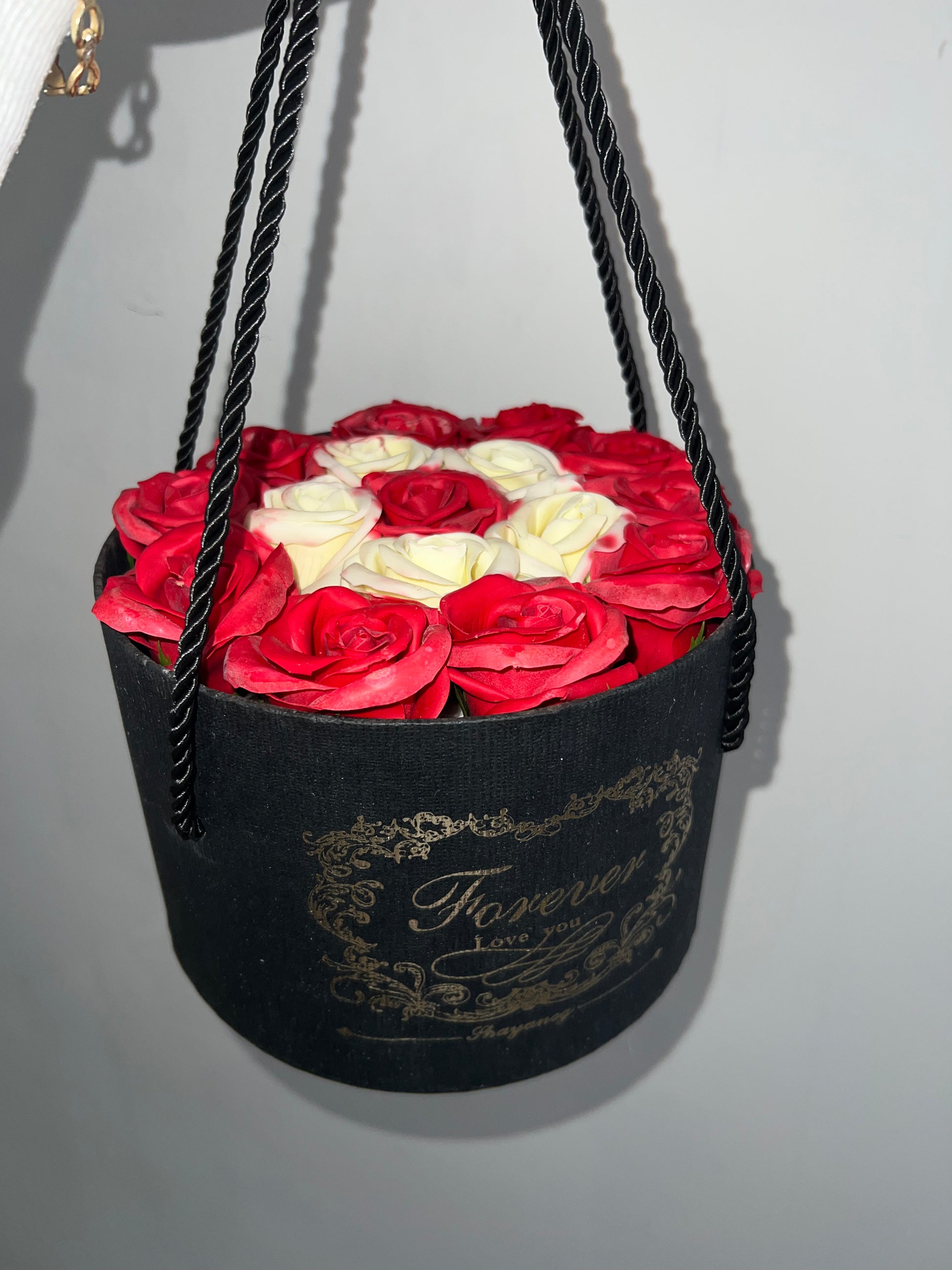 Műrózsa Kompozíció Díszdobozban Piros-Krém MeglepiMűhely