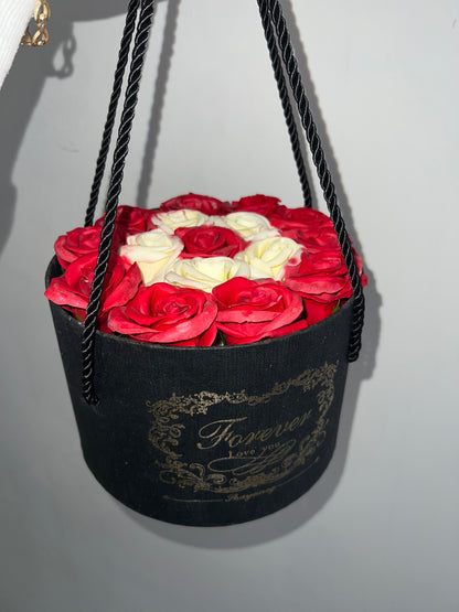 Műrózsa Kompozíció Díszdobozban Piros-Krém MeglepiMűhely