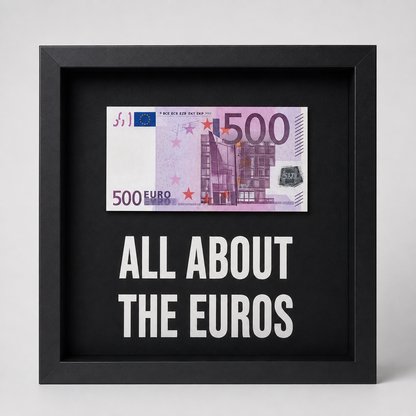 All About the Euros fekete mélykeret 500 eurós replika bankjegyköteggel és fehér felirattal – férfi ajándék