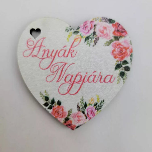 Anyák napi szív alakú fa tábla – „Anyák Napjára" felirattal, rózsaszín virágkoszorúval, 5,5 cm-es lézervágott dekorációs betűző csokorhoz
