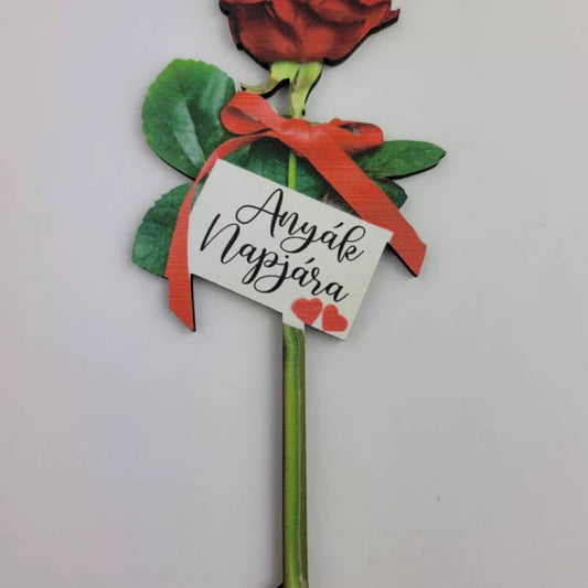 Anyák Napjára felirattal díszített fa rózsaszál tábla — piros rózsa, piros masni, 11x5 cm, kézzel festett dekoratív ajándék — MeglepiMűhely