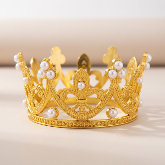 Arany színű dekorációs korona szappanrózsa csokor és virágbox tetején