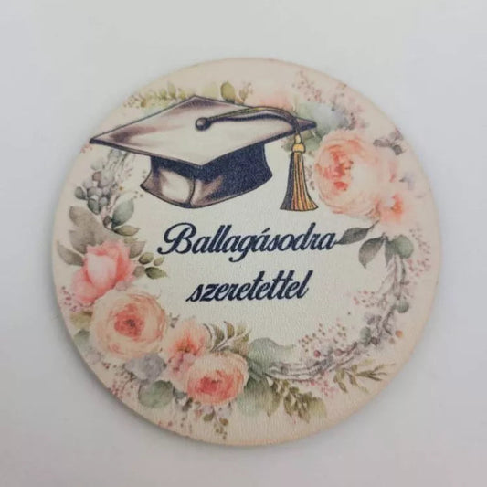 Ballagási betűző „Ballagásodra szeretettel" felirattal – 7,5 cm kerek dekorációs korong diplomasapkával és rózsaszín virágkoszorúval, ballagási csokor dísz