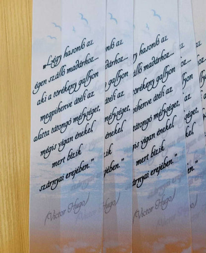 Ballagási szalag Victor Hugo idézettel – fehér szatén vállszalag kézírásos „Légy hasonló az égen szálló madárhoz" felirattal, ballagási emlék