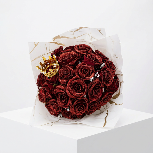 Piros csillámos örökrózsa csokor arany koronával, fehér-arany márványmintás díszpapírban