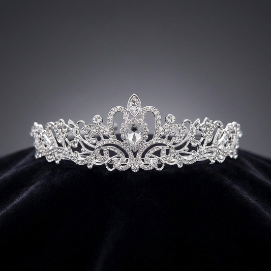 Csillogó nagy ezüst korona közelről, amely tökéletes díszítőelem ajándékokhoz és ünnepi alkalmakra.