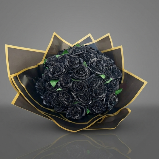 Luxus kivitelű, csillámmal borított fekete rózsacsokor, tetején kis arany koronadísszel, fényes rosegold (vörösarany) színű csomagolópapírba kötve.