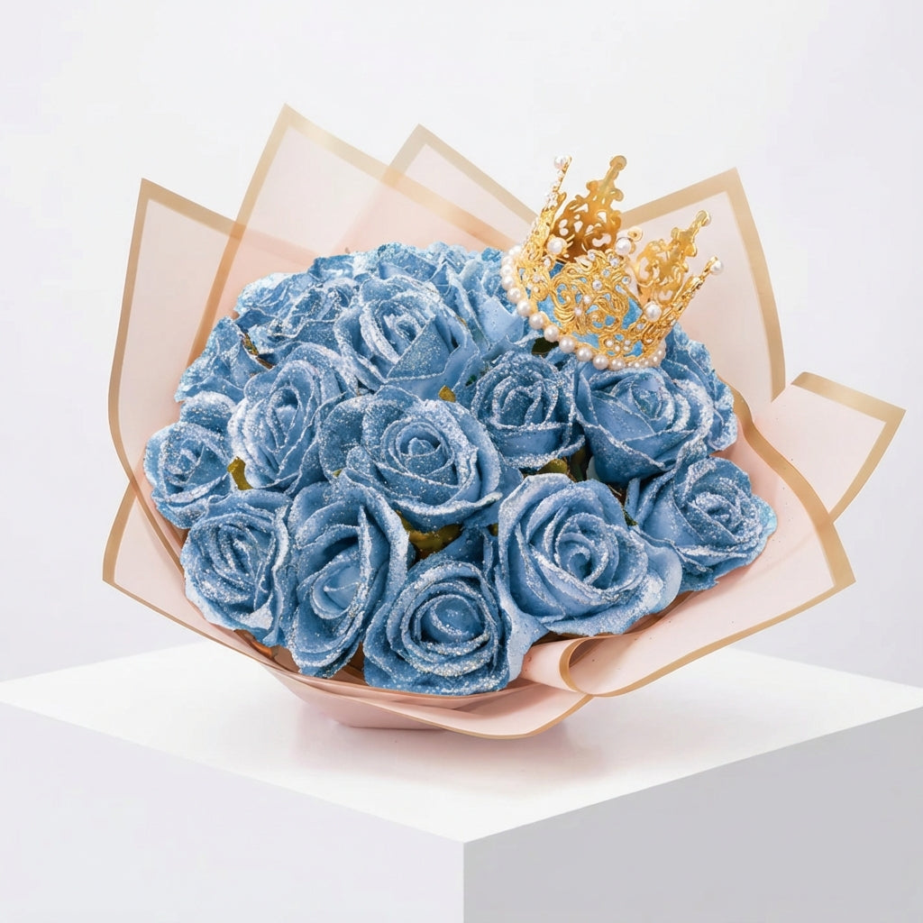 Részletgazdag, csillámporral borított égszínkék rózsafejek közelről.