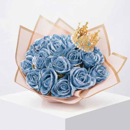 Részletgazdag, csillámporral borított égszínkék rózsafejek közelről.