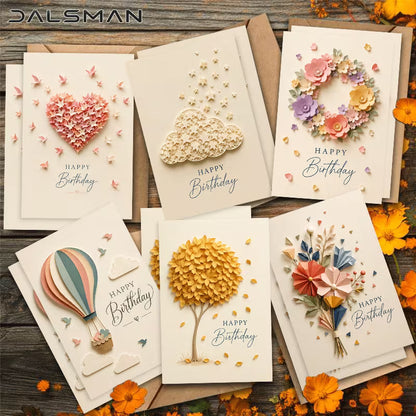6 DALSMAN születésnapi üdvözlőlap kraft borítékkal fa asztalon — pillangó szív, felhő, virágkoszorú, hőlégballon, arany fa, origami csokor