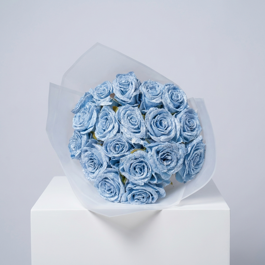 Égszínkék csillámos örök rózsa csokor elegáns fehér csomagolásban.