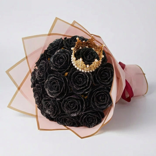 Elegáns, mélyfekete rózsákból álló dús csokor, letisztult matt fekete csomagolópapírban, hozzá illő fekete selyemszalaggal átkötve.