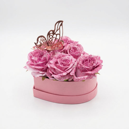 Prémium minőségű, élethű rózsaszín műrózsa bársonyos szirmokkal és részletgazdag kidolgozással.