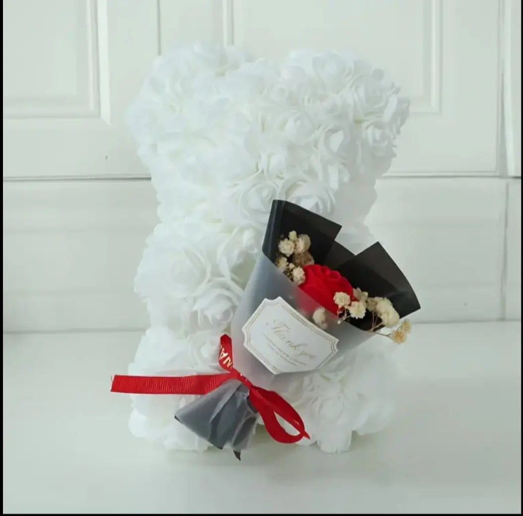 Fehér rózsa mackó elegáns díszdobozban – tökéletes ajándék születésnapra és évfordulóra