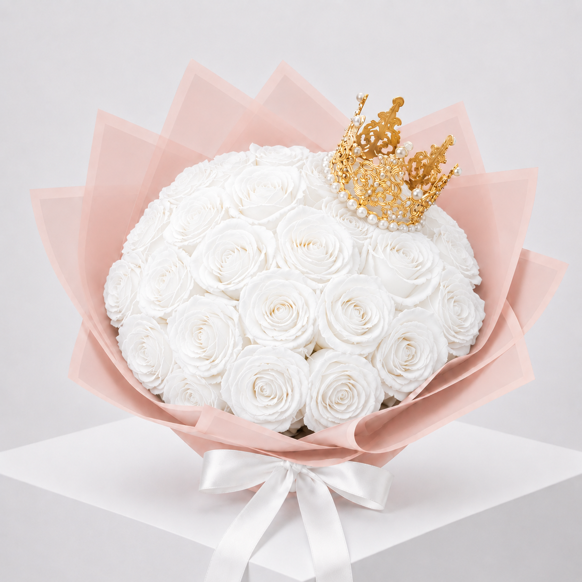 Fehér örökrózsa csokor arany koronával, rózsaszín áttetsző díszpapírban