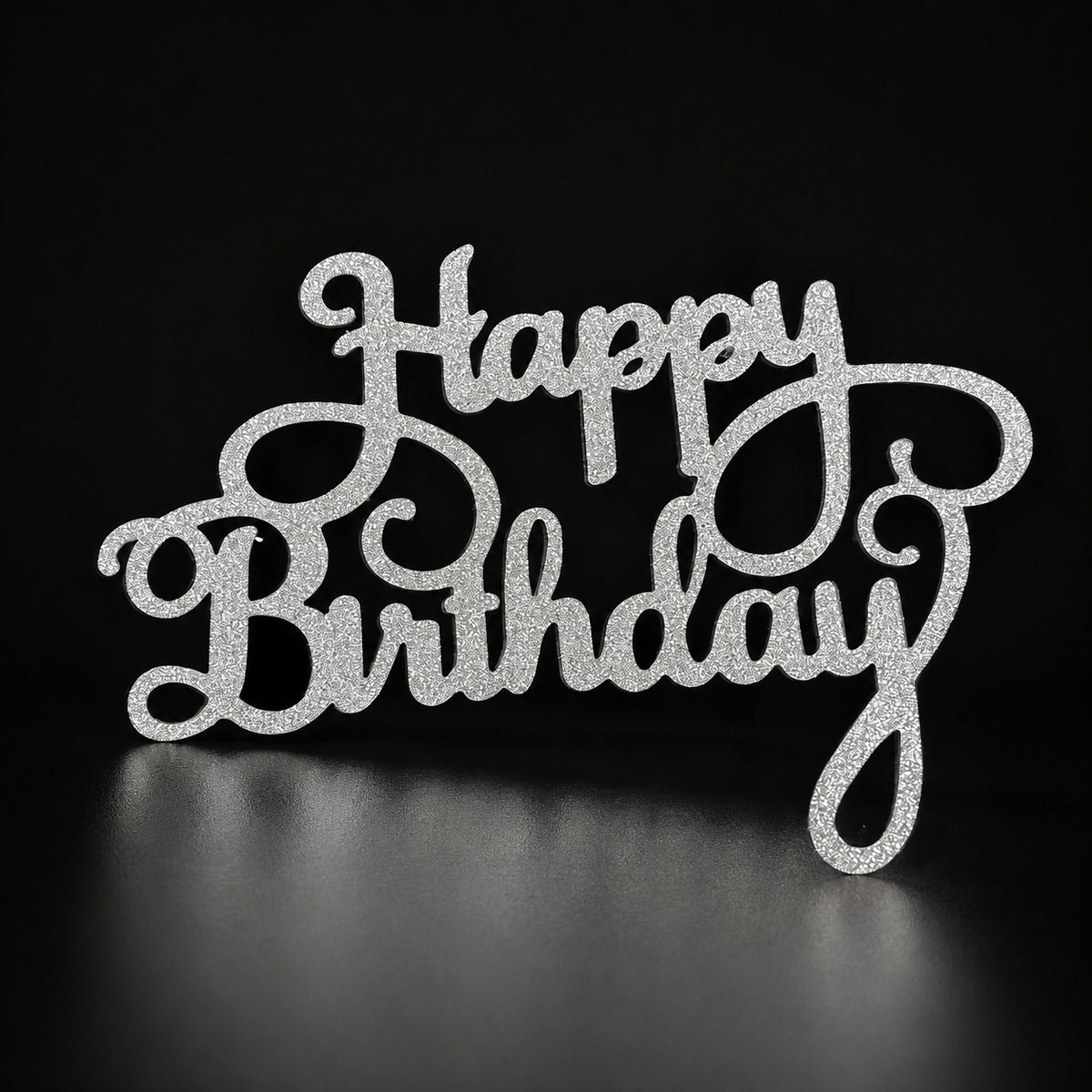 Ezüst csillámos Happy Birthday tortadísz betűző fekete háttéren