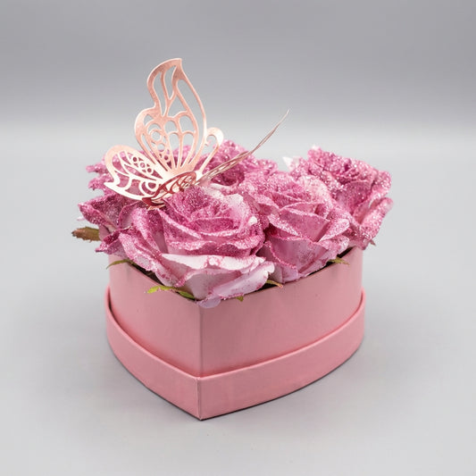 Elegáns, hosszú szárú rózsaszín műrózsa fekete luxus díszdobozban, átlátszó előlappal.