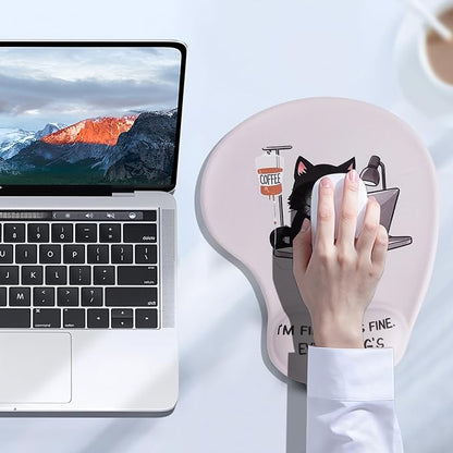Macskás ergonomikus egérpad használat közben laptop mellett az íróasztalon