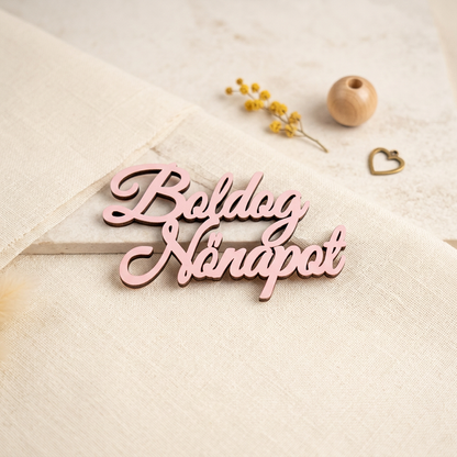 Elegáns rózsaszín nőnapi felirat ajándékdobozok és tavaszi virágkompozíciók díszítéséhez a Meglepiműhelyből.