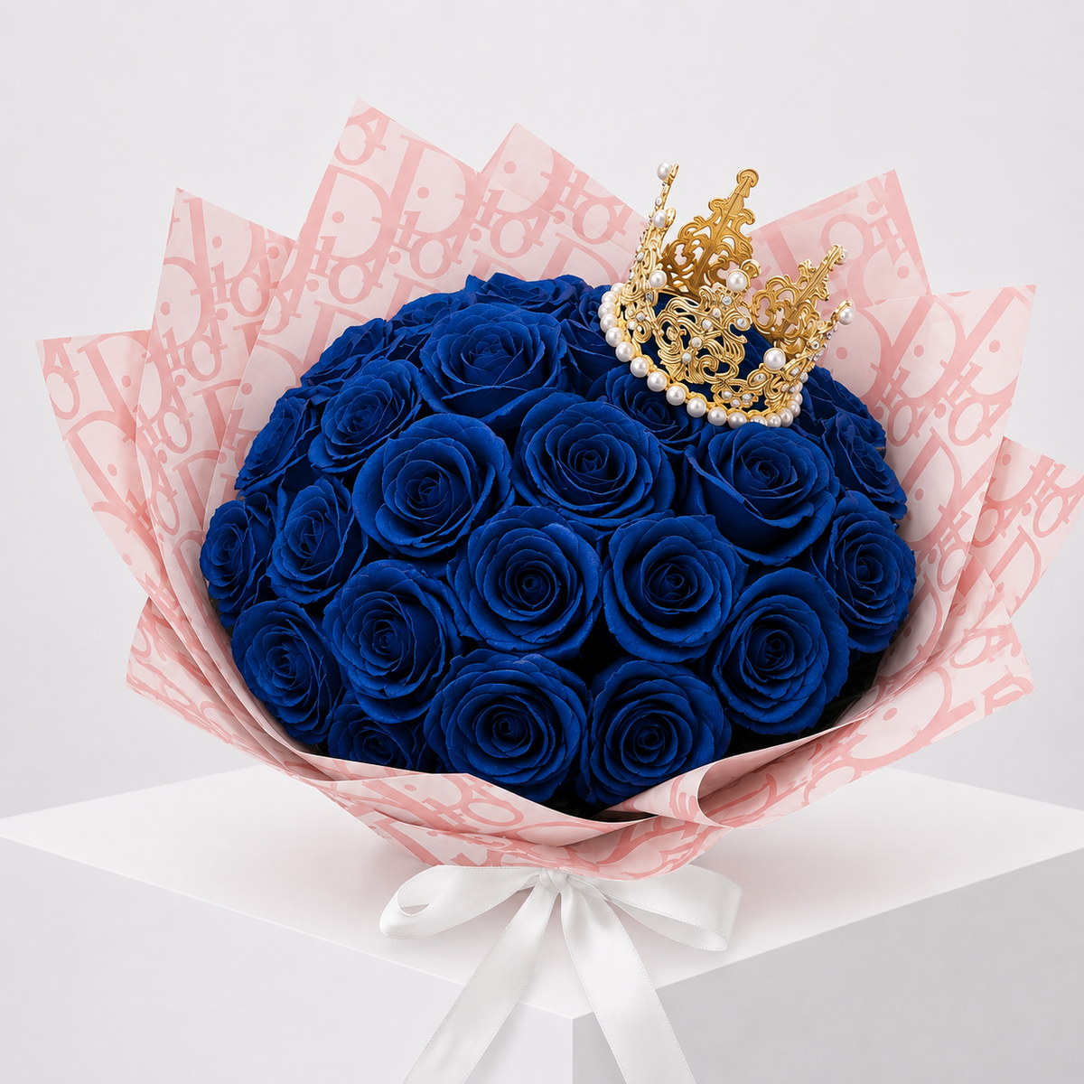 Matt kék örökrózsa csokor arany koronával, rózsaszín dior díszpapírban