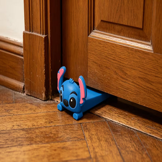 Kreatív kék Stitch formájú csúszásgátló ajtóütköző szemből fotózva.