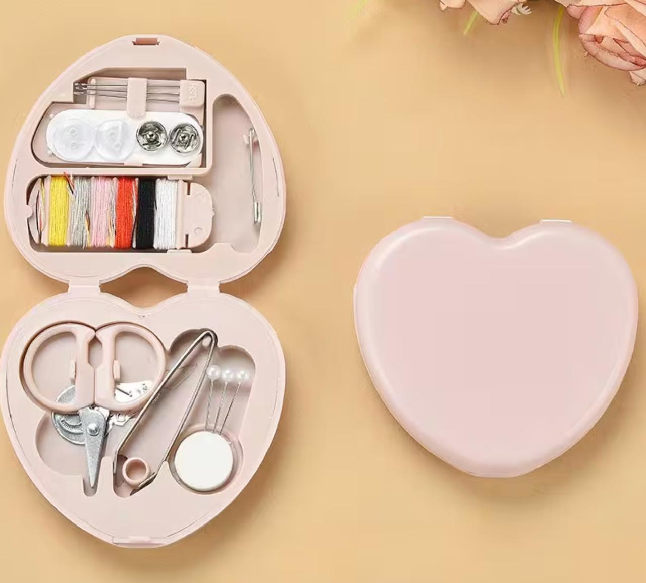 Szív alakú rózsaszín varrókészlet hordozható tokban ollóval, cérnákkal, tűkkel és egyéb varráshoz szükséges kellékekkel