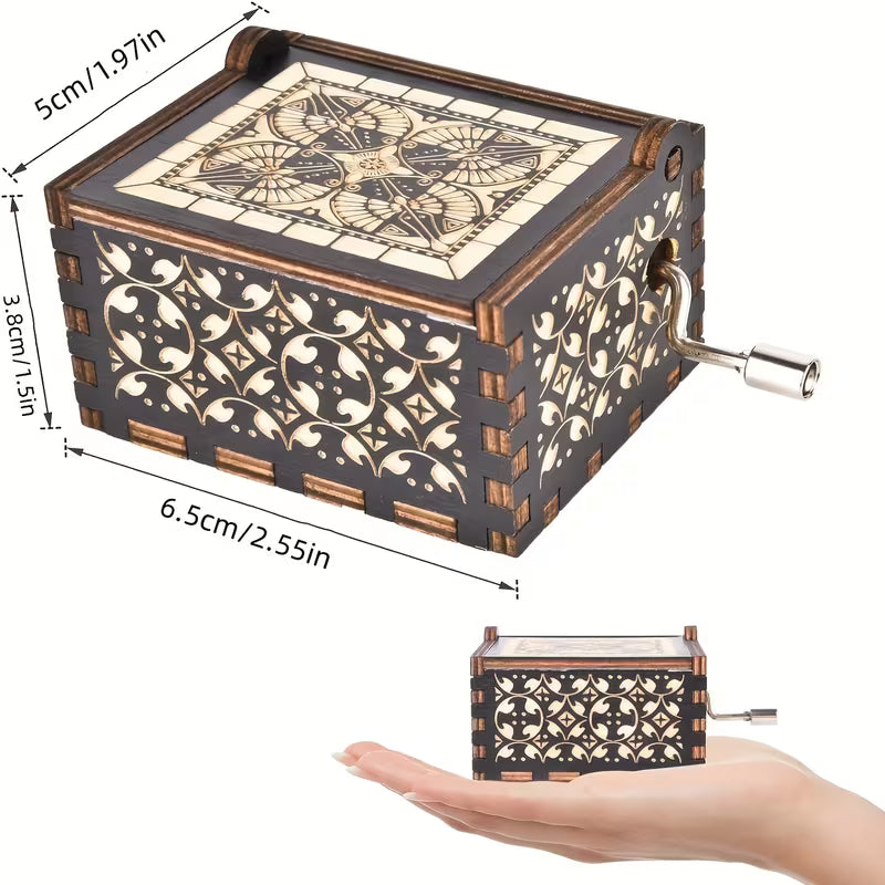 Zenélő doboz méretei: 6,5 × 5 × 3,8 cm — tenyérben elfér, faragott virágmintás oldalak